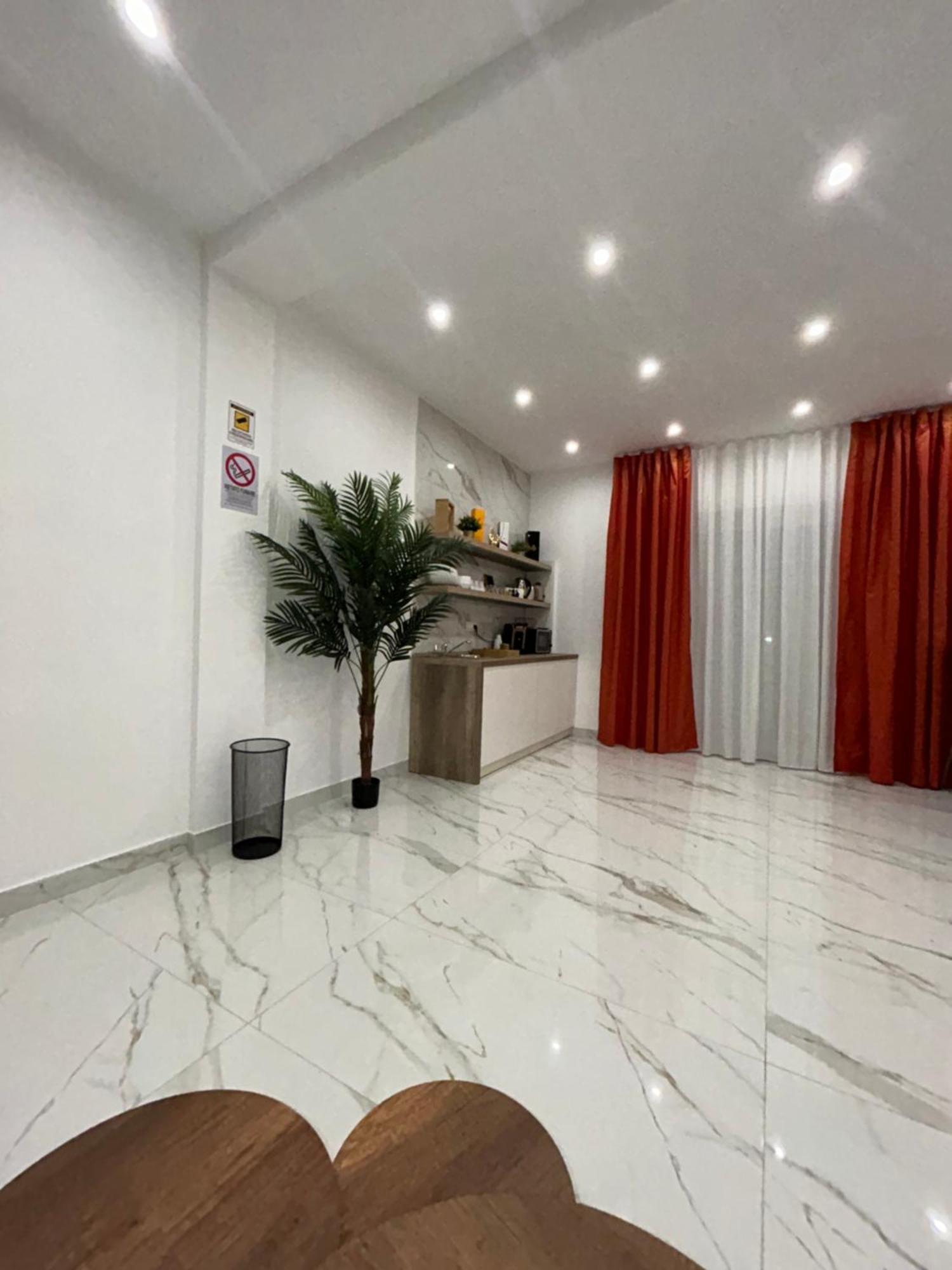 Savior Deluxe Rooms Наполи Екстериор снимка